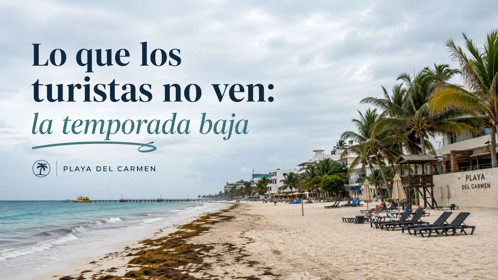 Playa con tumbonas, palmeras y sargazo en la orilla, bajo el texto «Lo que los turistas no ven: la temporada baja».