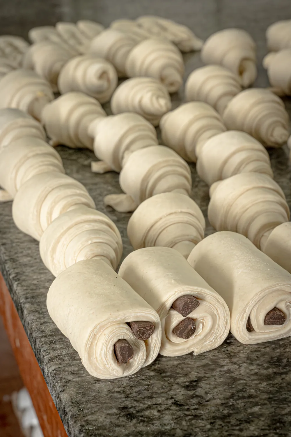Cornetti artesanales preparados a mano antes de hornear