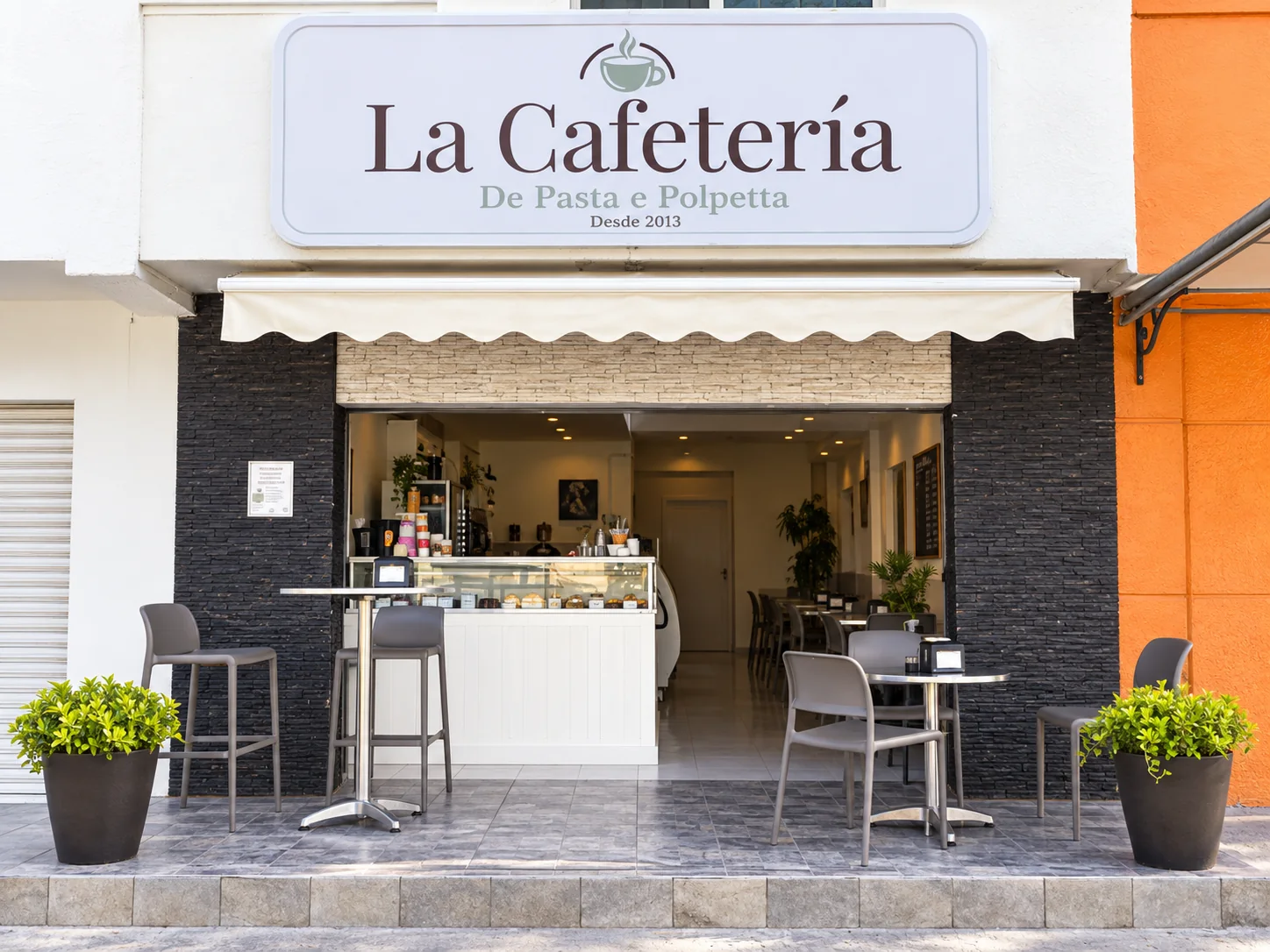Entrada de La Caffetteria en Avenida Constituyentes, Playa del Carmen