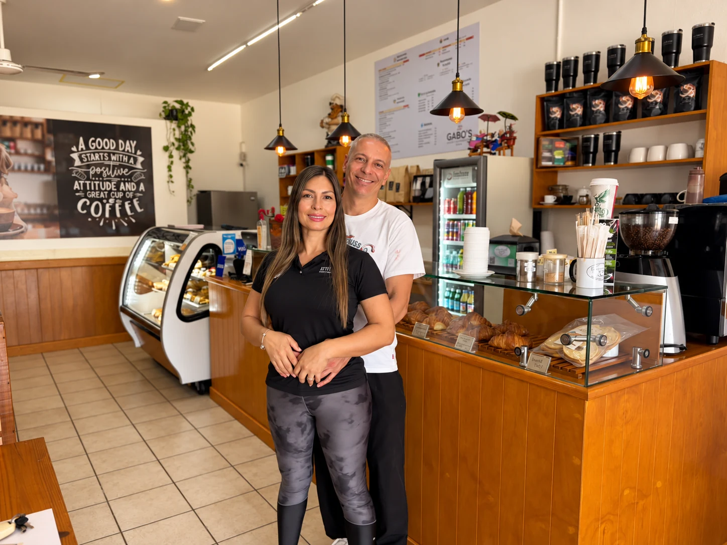 Los propietarios de La Caffetteria en su cafetería de Playa del Carmen